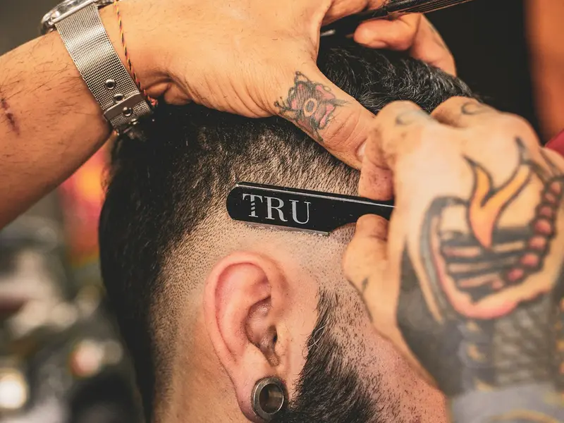 Acabamento de corte e barba com navalha