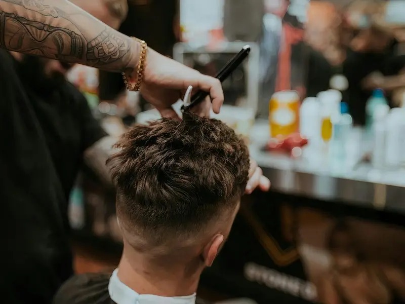 Corte low fade visto de trás