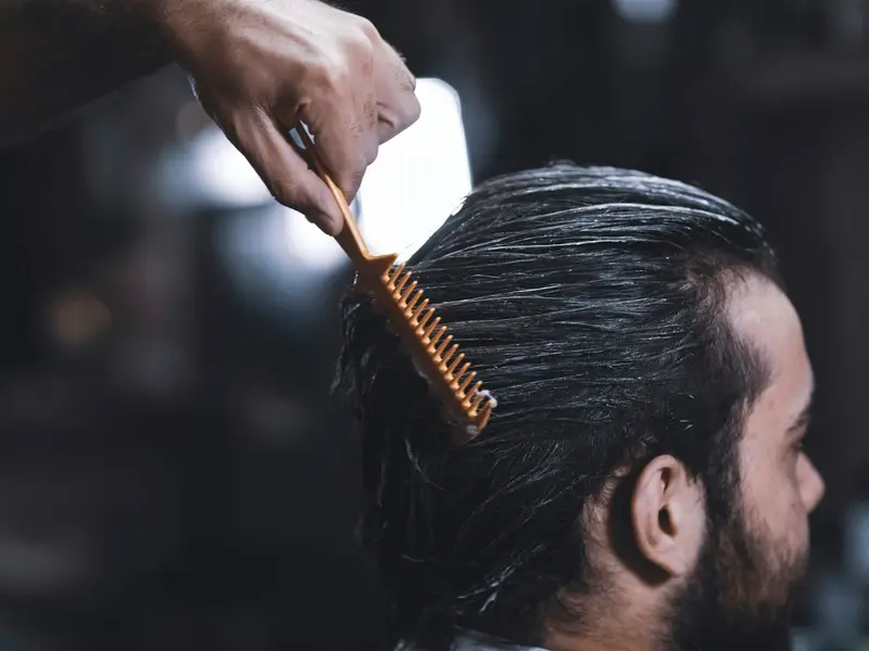Cabelo sendo penteado durante tratamento capilar